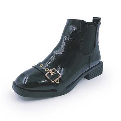 Μοντέρνες γυναικείες μπότες με  πόρπη σε μαύρο χρώμα