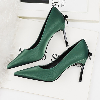 Γυναικεία παπούτσια με ψηλό τακούνι με οικολογικό δέρμα και πολύχρωμη κορδέλα