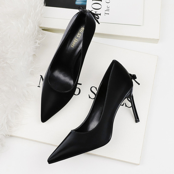 Γυναικεία παπούτσια με ψηλό τακούνι με οικολογικό δέρμα και πολύχρωμη κορδέλα