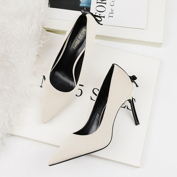 Γυναικεία παπούτσια με ψηλό τακούνι με οικολογικό δέρμα και πολύχρωμη κορδέλα