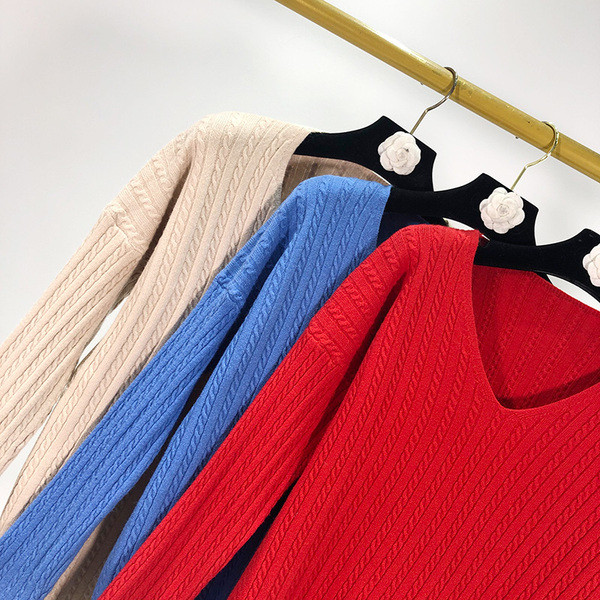 Pulover de dama model uni cu decolteu spitz in bej, albastru si rosu