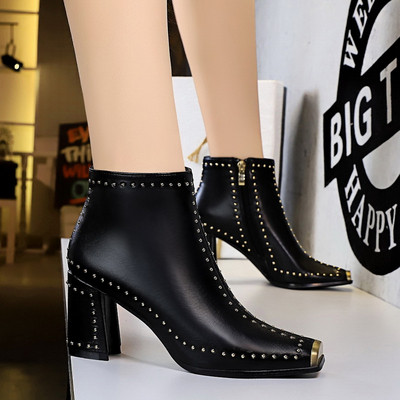 Cizme de dama elegante cu toc si decor metalic in negru si bej