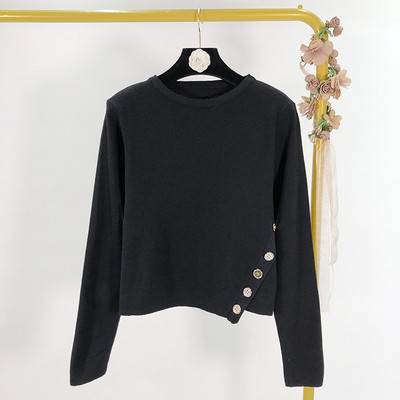 Σύντομο γυναικείο πουλόβερ με ωοειδές λαιμόκψη και κουμπιά