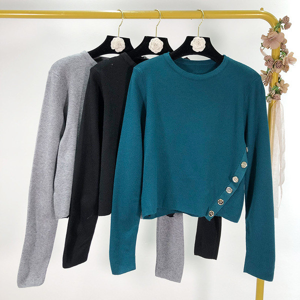 Σύντομο γυναικείο πουλόβερ με ωοειδές λαιμόκψη και κουμπιά