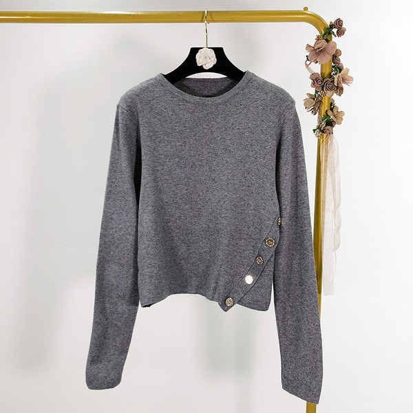 Σύντομο γυναικείο πουλόβερ με ωοειδές λαιμόκψη και κουμπιά