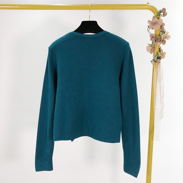 Σύντομο γυναικείο πουλόβερ με ωοειδές λαιμόκψη και κουμπιά