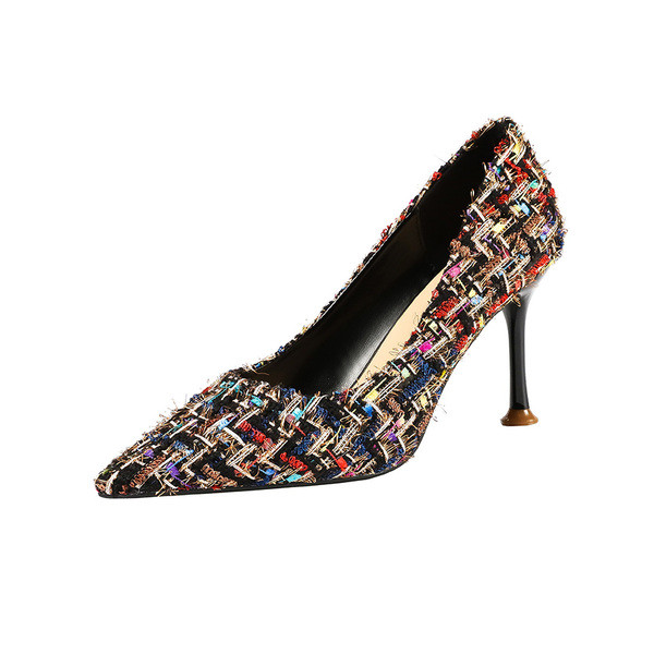 Μοντέρνα γυναικεία παπούτσια με ψηλά τακούνια