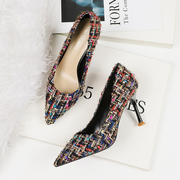 Μοντέρνα γυναικεία παπούτσια με ψηλά τακούνια