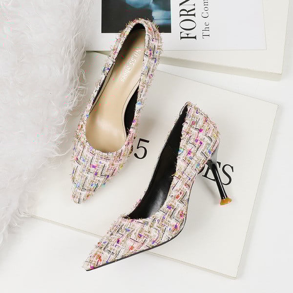 Μοντέρνα γυναικεία παπούτσια με ψηλά τακούνια