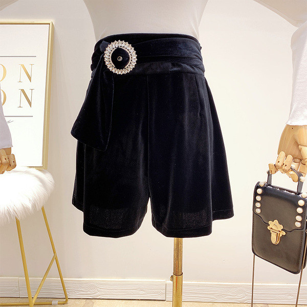Divatos női bársony rövidnadrág fekete színben