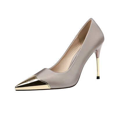 Κομψά γυναικεία παπούτσια με λεπτό τακούνι και μεταλλικό στοιχείο σε διάφορα χρώματα