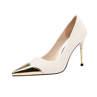 Κομψά γυναικεία παπούτσια με λεπτό τακούνι και μεταλλικό στοιχείο σε διάφορα χρώματα