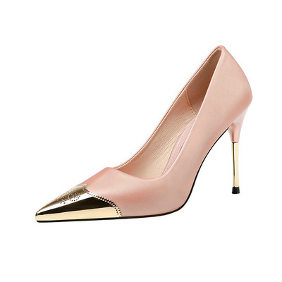 Κομψά γυναικεία παπούτσια με λεπτό τακούνι και μεταλλικό στοιχείο σε διάφορα χρώματα