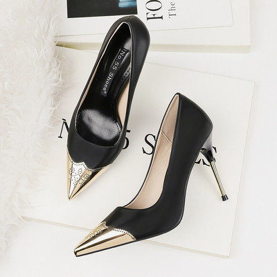 Κομψά γυναικεία παπούτσια με λεπτό τακούνι και μεταλλικό στοιχείο σε διάφορα χρώματα