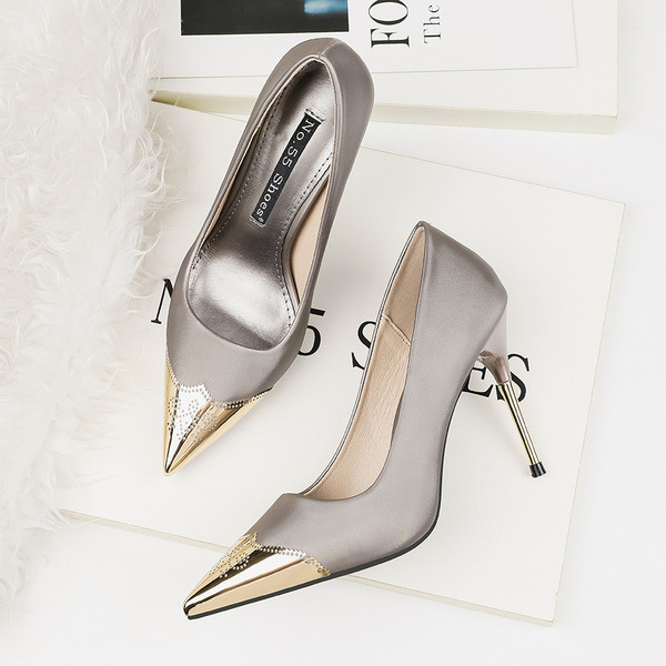 Κομψά γυναικεία παπούτσια με λεπτό τακούνι και μεταλλικό στοιχείο σε διάφορα χρώματα