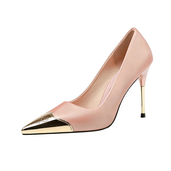 Κομψά γυναικεία παπούτσια με λεπτό τακούνι και μεταλλικό στοιχείο σε διάφορα χρώματα