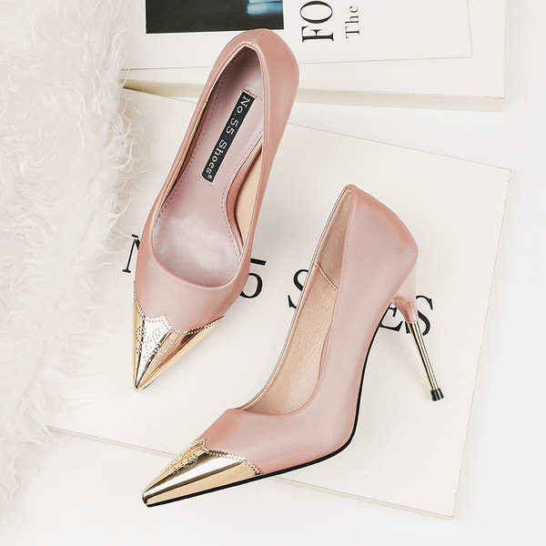 Κομψά γυναικεία παπούτσια με λεπτό τακούνι και μεταλλικό στοιχείο σε διάφορα χρώματα