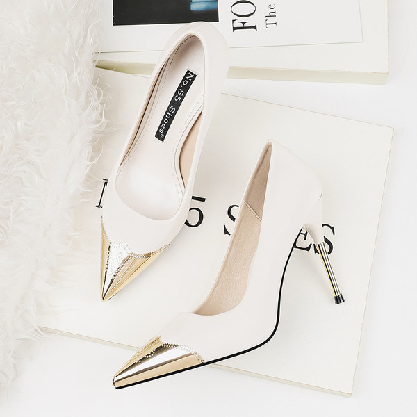 Κομψά γυναικεία παπούτσια με λεπτό τακούνι και μεταλλικό στοιχείο σε διάφορα χρώματα