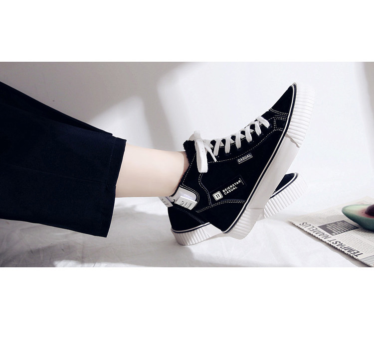 Model nou de adidasi de dama cu sireturi in alb si negru