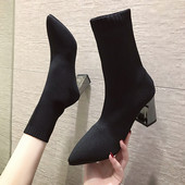 Hegyes modell női csizma vastag sarokkal, fekete színben