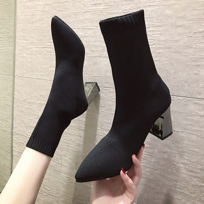 Hegyes modell női csizma vastag sarokkal, fekete színben