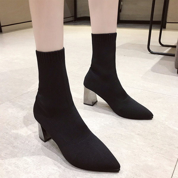 Hegyes modell női csizma vastag sarokkal, fekete színben