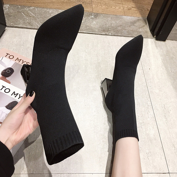 Hegyes modell női csizma vastag sarokkal, fekete színben