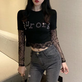 Σύντομη γυναικεία μπλούζα με δαντέλα σε μαύρο χρώμα με διακόσμηση - πέτρες