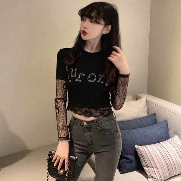 Σύντομη γυναικεία μπλούζα με δαντέλα σε μαύρο χρώμα με διακόσμηση - πέτρες