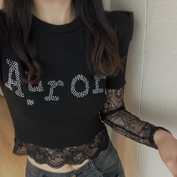 Σύντομη γυναικεία μπλούζα με δαντέλα σε μαύρο χρώμα με διακόσμηση - πέτρες