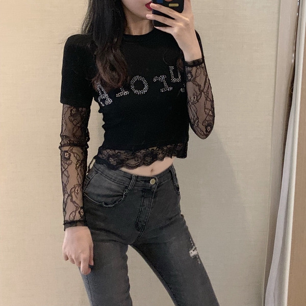 Σύντομη γυναικεία μπλούζα με δαντέλα σε μαύρο χρώμα με διακόσμηση - πέτρες