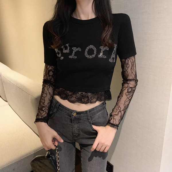 Σύντομη γυναικεία μπλούζα με δαντέλα σε μαύρο χρώμα με διακόσμηση - πέτρες