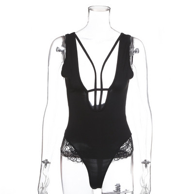 Corp de femeie elegant, cu un decolteu adânc în negru