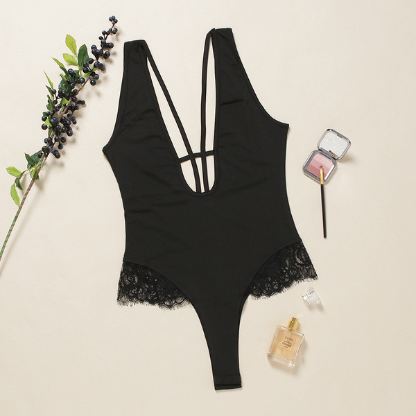 Corp de femeie elegant, cu un decolteu adânc în negru