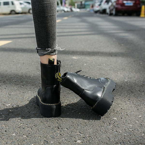 Ghete de dama moderne din piele cu talpa inalta de culoare neagra