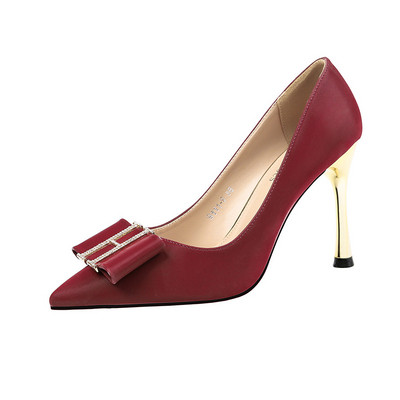 Modern női cipő vékony sarkú fém elemmel több színben