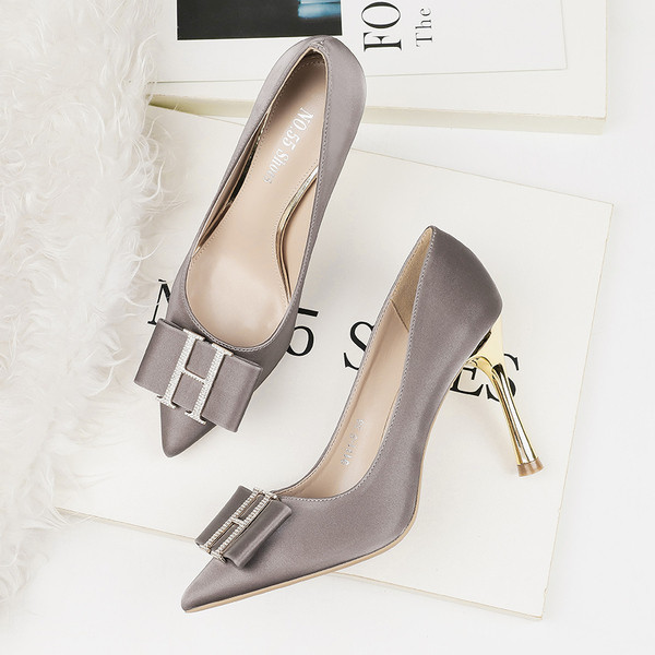 Pantofi moderni de dama cu toc subtire si element metalic in mai multe culori