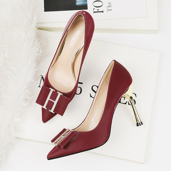 Pantofi moderni de dama cu toc subtire si element metalic in mai multe culori