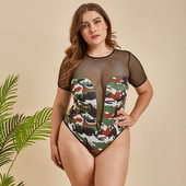 Modern női body nagy méretű terepszínű mintával és rövid ujjakkal