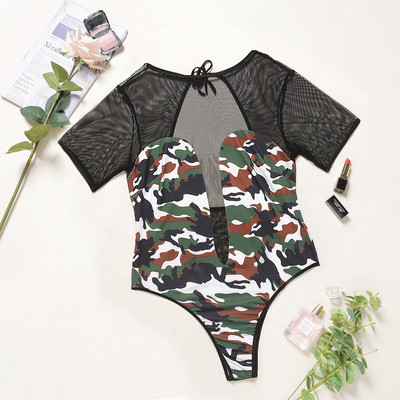 Modern női body nagy méretű terepszínű mintával és rövid ujjakkal