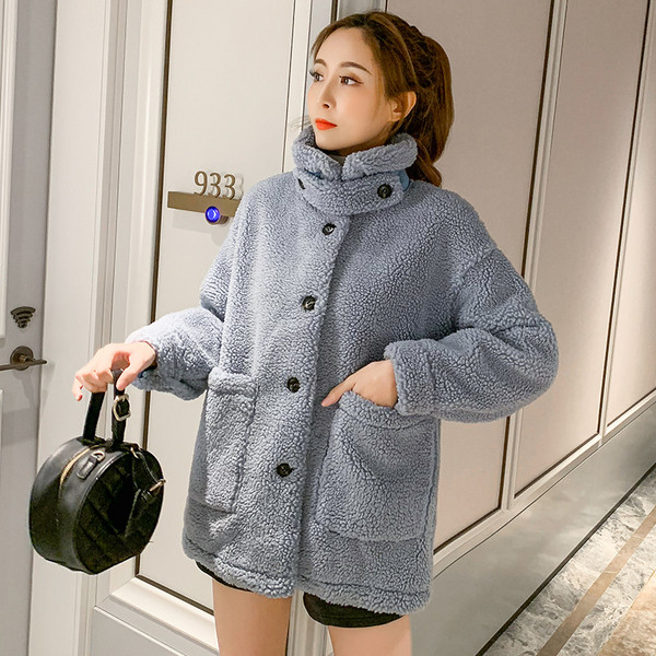 Нов модел актуално дамско палто с копчета и джобове 