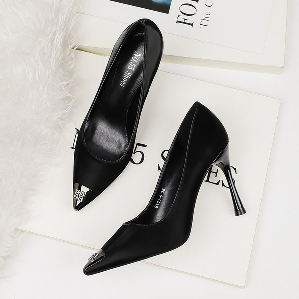 Pantofi de dama eleganti cu decor metalic si toc subtire in mai multe culori