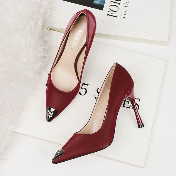 Pantofi de dama eleganti cu decor metalic si toc subtire in mai multe culori