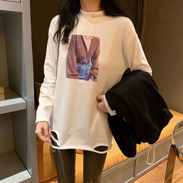 Hosszú és széles blúz magas gallérral, rátéttel és szakadt motívumokkal