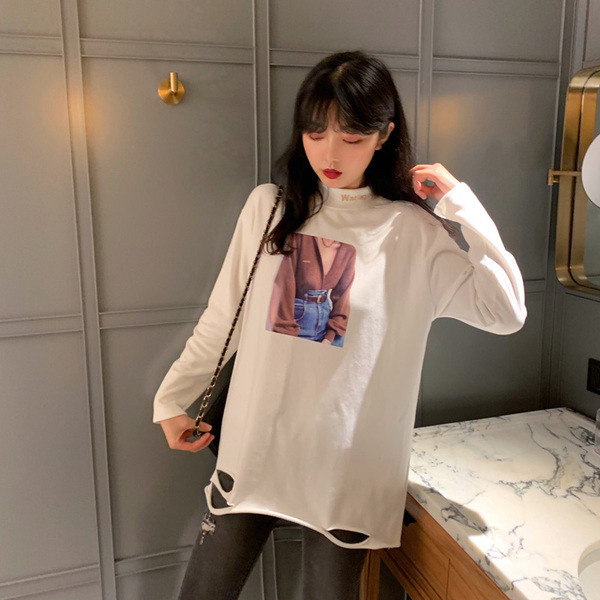 Hosszú és széles blúz magas gallérral, rátéttel és szakadt motívumokkal