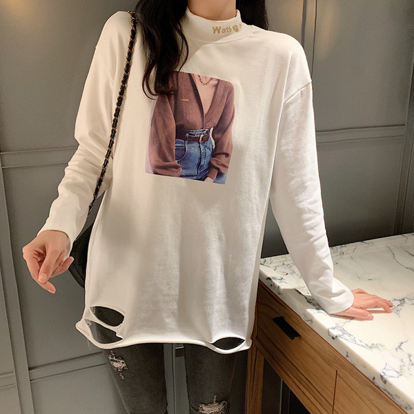 Hosszú és széles blúz magas gallérral, rátéttel és szakadt motívumokkal