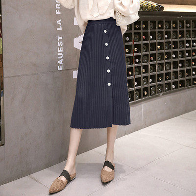 Fusta de dama pliata actuala cu nasturi in bej, albastru si negru