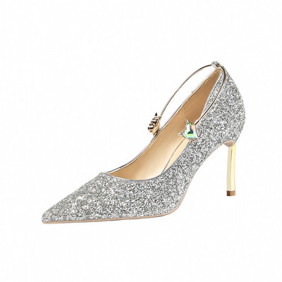 Stílusos női magas sarkú cipő fém díszítéssel, fényes hatással