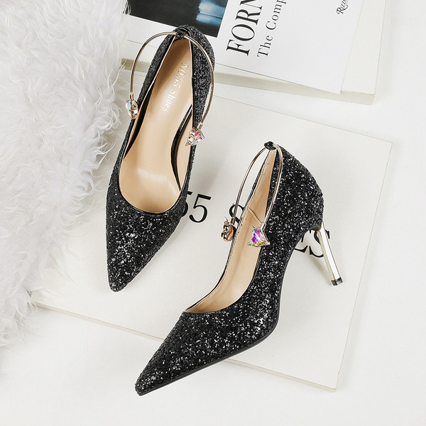 Stílusos női magas sarkú cipő fém díszítéssel, fényes hatással