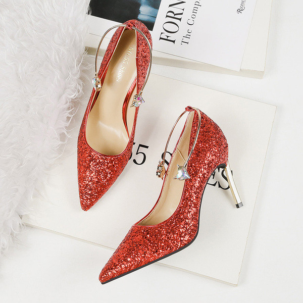 Stílusos női magas sarkú cipő fém díszítéssel, fényes hatással